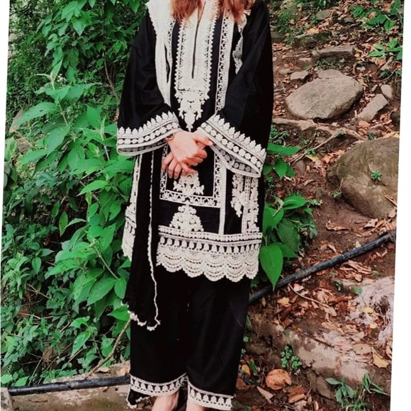 Dresses - Picture 4 of 4